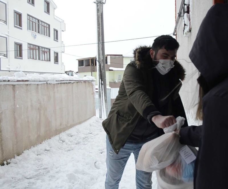 Darıca’da karantinadaki vatandaşlara sıcak yemek yardımı kar yağışında durmadı