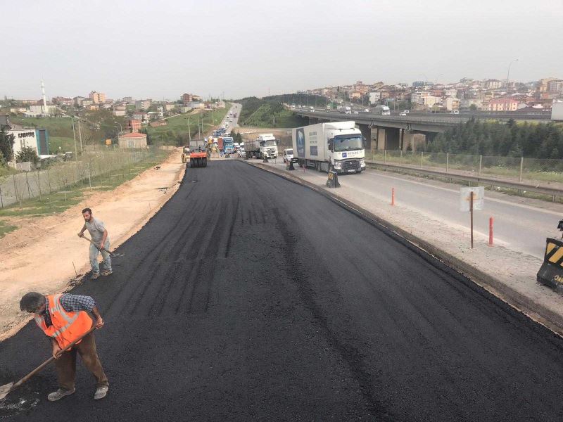 Gebze TEM Kuzey yan yollar asfalt serimi yapılıyor